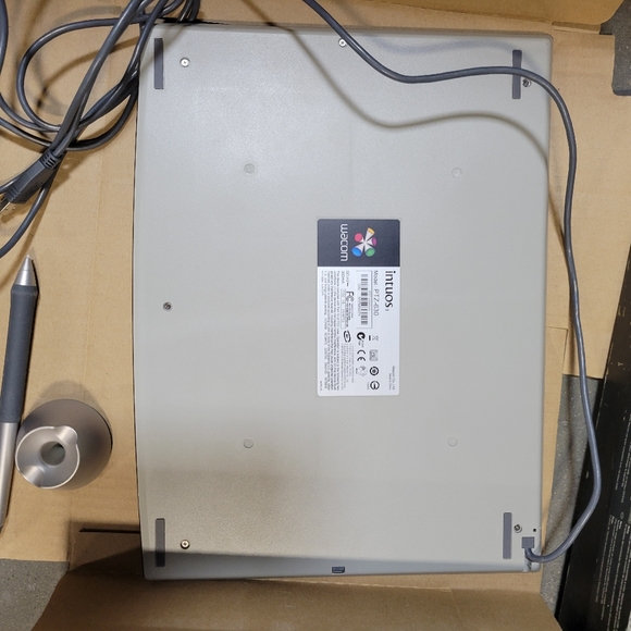 Wacom intuos3 9x12 Graphics Pen Tablet W/ Pen And Mouse - Picture 9 of 12